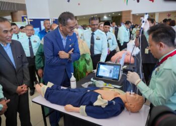 DZULKEFLY Ahmad melawat pameran selepas melancarkan Hari Pembantu Perubatan Ke-14 Peringkat Kebangsaan Tahun 2025 di Auditorium Perdana, Hospital Tunku Azizah. - UTUSAN/SADDAM YUSOFF