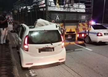 KEADAAN kereta yang dipandu seorang lelaki yang merempuh belakang sebuah treler dalam kejadian di Lebuhraya Damansara, awal pagi tadi.