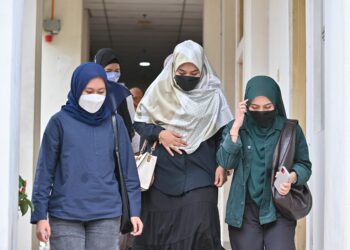 ISMANIRA Abdul Manaf (tengah) ketika meninggalkan mahkamah selepas perbicaraan kes pengabaian anaknya, Zayn Rayyan Abdul Matiin di Mahkamah Sesyen Petaling Jaya di sini hari ini. - UTUSAN/SYAKIR RADIN