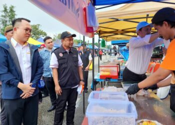 DANIEL Gooi Zi Sen (dua dari kiri) ketika menghadiri program Jelajah Mesra Bazar Ramadan di Batu Kawan, Pulau Pinang petang tadi.