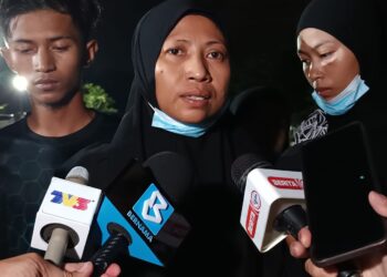 NURHA'afza  Salwa Hazizan ketika ditemui pemberita pada pengebumian anaknya di Tanah Perkuburan Islam Maqbarah Salimah Taman Zaitun Indah di Sikamat, Seremban, tengah malam  tadi. UTUSAN/ NOR AINNA HAMZAH