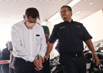 CHONG Chen Huei (kiri) ketika dihadapkan ke Mahkamah Majistret George Town, Pulau Pinang atas dakwaan menggajikan 30 pekerja asing tanpa permit yang sah.-UTUSAN/IQBAL HAMDAN