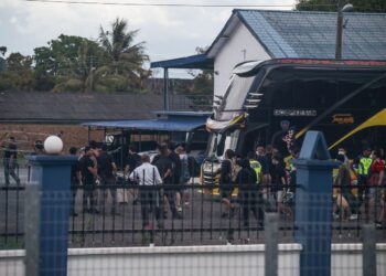 SERAMAI 25 rakyat Malaysia yang diselamatkan pihak berkuasa Myanmar tiba di Balai Polis Bukit Kayu Hitam selepas bertolak dari Mae Sot ketika tinjauan dilakukan di Kompleks ICQS Bukit Kayu Hitam, Kubang Pasu, Kedah, petang tadi. - UTUSAN/ SHAHIR NOORDIN