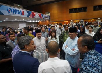 ANWAR Ibrahim beramah mesra dengan para tetamu ketika hadir pada Majlis Berbuka Puasa Perdana Menteri Bersama Syarikat Korporat dan Syarikat Berkaitan Kerajaan (GLC) di Universiti Multimedia (MMU), Cyberjaya. - UTUSAN/FAISOL MUSTAFA