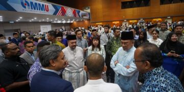 ANWAR Ibrahim beramah mesra dengan para tetamu ketika hadir pada Majlis Berbuka Puasa Perdana Menteri Bersama Syarikat Korporat dan Syarikat Berkaitan Kerajaan (GLC) di Universiti Multimedia (MMU), Cyberjaya. - UTUSAN/FAISOL MUSTAFA