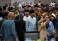 ANWAR Ibrahim beramah mesra dengan para tetamu ketika hadir pada Majlis Berbuka Puasa Perdana Menteri Bersama Syarikat Korporat dan Syarikat Berkaitan Kerajaan (GLC) di Universiti Multimedia (MMU), Cyberjaya. - UTUSAN/FAISOL MUSTAFA