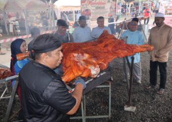 ZAINI Aboo Hassan dua dari kanan melihat kerja-kerja menggolek lembu sempena program ‘Iftar On The Road’ Karnival Mahabbah di Bertam Square, Kepala Batas, Pulau Pinang semalam.-UTUSAN/IQBAL HAMDAN