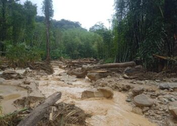 KEADAAN jambatan di Pos Belatim, Gua Musang, Kelantan yang runtuh hubungan akibat hujan lebat minggu lalu.UTUSAN/IHSAN ORANG ASLI.