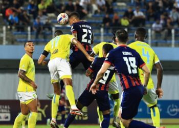 PEMAIN JDT, Eddy Israfilov (tengah) menanduk bola masuk ke gawang Penang FC untuk gol kedua pelawat ketika aksi Liga Super di Stadium Bandaraya, Pulau Pinang, malam tadi.-GAMBAR/JOHOR SOUTHERN TIGERS