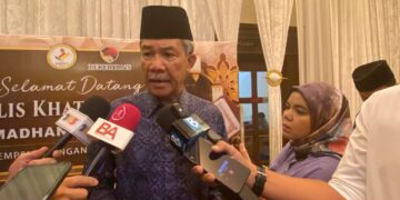 MOHAMAD Hasan ketika ditemui pemberita pada Majlis Penutup Khatam Al-Quran Pertubuhan Wanita Negeri Sembilan (NSWO) di Seremban hari ini. - UTUSAN/NOR SHAFAWATI YUP