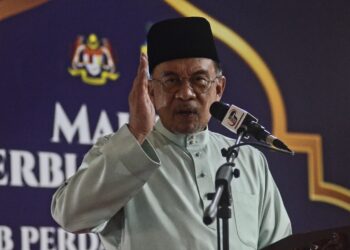 ANWAR Ibrahim ketika berucap pada Majlis Berbuka Puasa Madani Negeri Peringkat Pulau Pinang di Bandar Tasek Mutiara, Simpang Ampat, Pulau Pinang hari ini.-UTUSAN/IQBAL HAMDAN