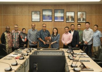 JEFRI Ngadirin (lima kiri) bersama Hannah Yeoh (tengah) selepas menghadiri Mesyuarat Lembaga Pengurusan MSN di Bukit Jalil, Kuala Lumpur, hari ini. - Ihsan MSN