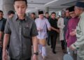 ANWAR Ibrahim selepas enunaikan solat Jumaat di Masjid Sultan Abdul Samad, KLIA. - UTUSAN/FAIZ ALIF ZUBIR