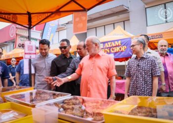 SULTAN Ibrahim berkenan berangkat berkunjung ke Bazar Ramadan Bangsar di Jalan Telawi, Kuala Lumpur.