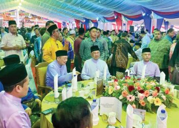 ANWAR Ibrahim bersama Hajiji Noor dan Armizan Mohd. Ali dalam Majlis Berbuka Puasa Madani peringkat negeri Sabah di Padang Istiadat, Tuaran semalam.