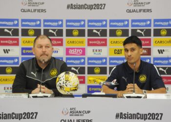 Peter Cklamovski (kiri) bersama Matthew Davies pada sidang akhbar pra perlawanan menentang Nepal dalam kelayakan Piala Asia 2027di Stadium Sultan Ibrahim-UTUSAN/ RAJA JAAFAR ALI