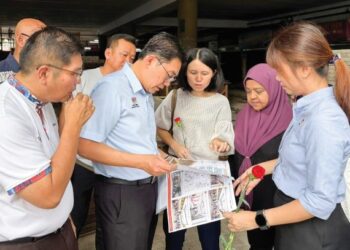 BERSAMA Wanita Keadilan Bayan Baru mengedarkan bunga sebagai tanda penghargaan kepada wanita sempena Hari Wanita 2025, 8 Mac lalu.