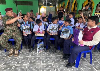 TUANKU Syed Faizuddin Putra Jamalullail (kiri) bermesra dengan murid-murid di Pulau Banggi, Sabah sewaktu berkenan mengikuti Program Eksesais Perlis-Sabah 2025 (Eks Perbah). -UTUSAN/ASYRAF MUHAMMAD