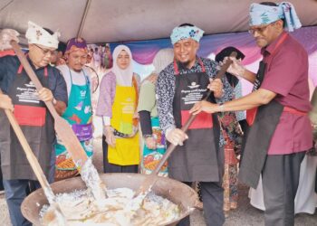 AARON Ago Dagang (kiri) membantu penduduk mengacau bubur lambuk pada program Gerak Rahmah Jom Masak Bubur Lambuk Perpaduan Peringkat Kebangsaan 2025 di Kerteh, Kemaman, Terengganu. -UTUSAN/NIK NUR IZZATUL HAZWANI NIK ADNAN