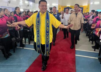 TUANKU Syed Faizuddin Putra Jamalullail (tengah) berkenan bermesra dengan pelajar-pelajar selepas Program Titian Kasih 2025 Peringkat SMK Sikuati II, Kudat, Sabah, hari ini. -UTUSAN/ASYRAF MUHAMMAD