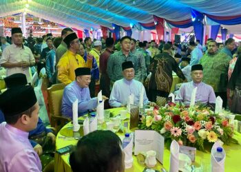 ANWAR Ibrahim bersama Hajiji Noor dan Armizan Mohd. Ali  semasa Majlis Berbuka Puasa Madani peringkat negeri Sabah di Padang Istiadat, Tuaran semalam.