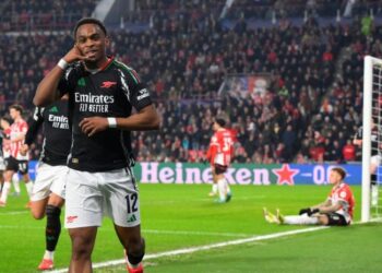 Pemain pertahanan Arsenal, Jurrien Timber meraikan jaringan gol menentang PSV Eindhoven dalam aksi Liga Juara-Juara di PSV Stadion, pagi ini. - AFP