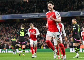 Pemain tengah Arsenal', Declan Rice menjaringkan gol dalam aksi kedua pusingan 16 akhir Liga Juara-Juara menentang PSV Eindhoven di Stadium Emirates, pagi ini. - AFP