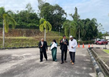 LAIKATHALI Sharif (kanan) dan Wan Zuraini Abd. Rahim (dua dari kiri) ketika hadir ke Mahkamah Majistret Kuala Krai, Kelantan. - UTUSAN/ROSMIZAN RESDI