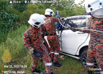 ANGGOTA bomba berusaha mengeluarkan dua mangsa dalam kereta Perodua Myvi yang kemalangan dengan sebuah lori di Jalan Teloi Timur-Kampung Merbau Kudung di Sik. -IHSAN JBPM KEDAH