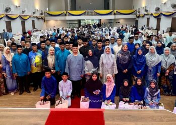 TUANKU Syed Faizuddin Putra Jamalullail (berdiri, sembilan dari kanan) berkenan merakamkan gambar bersama pada Majlis Iftar Mahabbah di Dewan MPK Arau, Perlis hari ini. -UTUSAN/ASYRAF MUHAMMAD