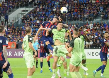 Penyerang Johor Darul Ta’zim (JDT), Bergson Da Silva bersama Alvaro Gonzalez mengasak kubu Buriram United dalam aksi kedua saingan 16 terbaik Liga Juara-Juara Asia Elit (ACLE) 2024/25 di Stadium Sultan Ibrahim, Iskandar Puteri, kelmarin. Buriram mara ke peringkat suku akhir selepas mencatat kemenangan 1-0. – UTUSAN/RAJA JAAFAR ALI