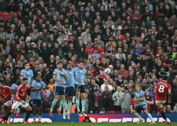 Bruno Fernandes mengambil sepakan percuma yang menerjah gawang Arsenal dalam aksi Liga Perdana Inggeris di Old Trafford, semalam. - AFP