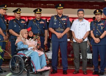 INTAN Nor Hapiza Wan Ibrahim (duduk, kanan) bersama ibunya bergambar dengan Ketua Pengarah Bomba dan Penyelamat, Datuk Ts. Nor Hisham Mohamad (tengah) pada Majlis Tamat Latihan Diploma Lanjutan Sains Kebombaan Siri 2 Tahun 2024 di Akademi Bomba dan Penyelamat Malaysia Wilayah Timur, Wakaf Tapai, Marang, Terengganu. - UTUSAN/PUQTRA HAIRRY