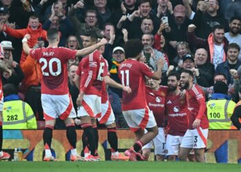 Bruno Fernandes meraikan jaringan gol bersama rakan sepasukan dalam aksi Liga Perdana Inggeris menentang Arsenal di Old Trafford hari ini. - AFP