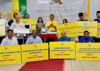 TUANKU Syed Faizuddin Putra Jamalullail (berdiri, empat dari kiri) berkenan merakamkan gambar bersama bersempena Program Titian Kasih Lawatan Kerajaan Negeri Perlis Ke Sabah (Eks PerBah) 2025 di Hospital Kudat, Sabah, hari ini. -UTUSAN/ASYRAF MUHAMMAD