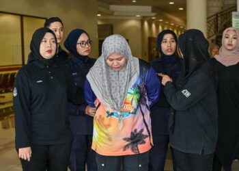 NUR Nabilah Sekh Ruslan diiringi polis ketika dihadapkan ke Mahkamah Majistret Kuantan, Pahang.