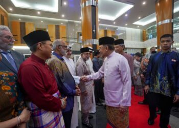 ANWAR Ibrahim diiringi Mohamad Hasan bersalaman dengan delegasi asing ketika hadir pada Majlis Berbuka Puasa anjuran Kementerian Luar Negeri di Wisma Putra, Putrajaya. - UTUSAN/FAISOL MUSTAFA