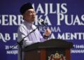 ANWAR Ibrahim ketika berucap pada Majlis Berbuka Puasa Madani Peringkat Negeri Terengganu di Masjid Sultan Ahmad, Kemaman, Terengganu. - UTUSAN/PUQTRA HAIRRY