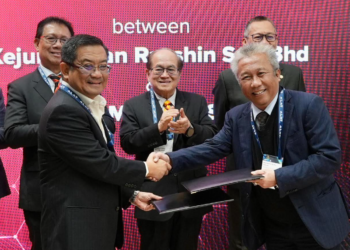 TIMBALAN Premier Sarawak, Datuk Amar Douglas Uggah Embas (tengah) menyaksikan pemeteraian perjanjian strategik antara EDOTCO Malaysia dan Kejuruteraan Rasshin pada Mobile World Congress (MWC) 2025 di Sarawak.