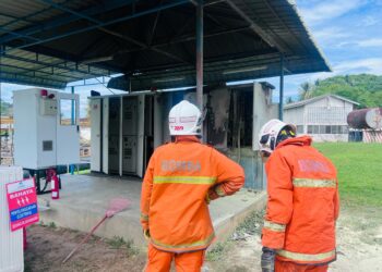 KEBAKARAN pada pada sistem elektrikal pam air mentah di LRA Bukit Pinang menjejaskan bekalan air di Kota Setar dan Kubang Pasu. IHSAN BOMBA