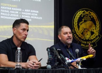 Peter Cklamovski (kanan) bersama Ketua Pegawai Eksekutif Harimau Malaya, Rob Friend. UTUSAN/MOHD FARIZWAN HASBULLAH