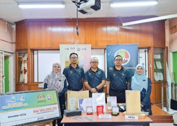 SAKINAH Muhammad Hanip (kiri sekali) bersama kumpulan innovator mereka cipta produk LKiZy bagi kemudahan pelajar membawa alatan lukisan.