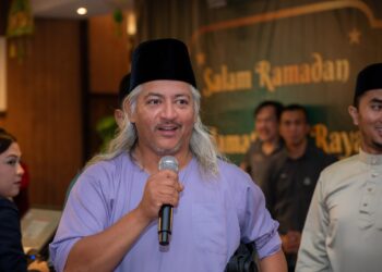 PRESIDEN Persatuan Penulis-Penulis Sukan Malaysia (SAM), Norismadi Abdul Manap berucap ketika majlis berbuka puasa bersama Kementerian Belia dan Sukan (KBS) dan SAM di sini, semalam. - FOTO IHSAN FB SAM