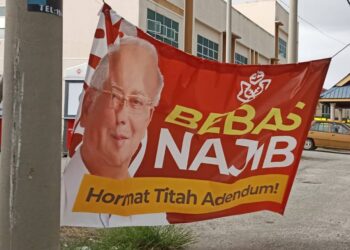 KAIN rentang 'Bebas Najib' yang dikesan dipasang di Ayer Kuning di Tapah hari ini. - UTUSAN