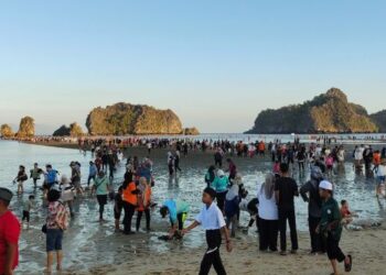 ORANG ramai berjalan di atas beting pasir yang terbentuk berikutan fenomena air surut penuh di Pantai Tanjung Rhu, Langkawi, pagi semalam.