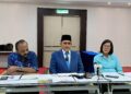 SHAHIDAN Kassim (tengah) ketika sidang media selepas menghadiri mesyuarat ahli majlis Kesatuan Olahraga Malaysia (KOM) di Wisma Majlis Olimpik Malaysia (MOM), hari ini.