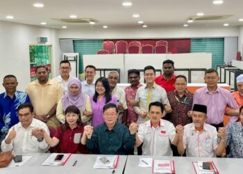 CHOW Kon Yeow (duduk, tiga dari kiri) bersama ahli jawatankuasa Majlis Pimpinan PH Pulau Pinang yang baharu di George Town, Pulau Pinang