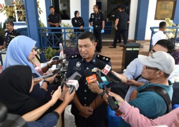 MOHAMMAD Ali Mohd. Jali bercakap kepada pemberita di Balai Polis Daerah Bagan Datuk hari ini . - UTUSAN/ZULFACHRI ZULKIFLI.