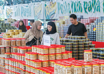 ORANG ramai melakukan persiapan Hari Raya.