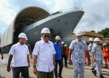 MOHAMED Khaled Nordin (depan) ketika lawatan kerja di limbungan Lumut Naval Shipyard (LUNAS) bagi melihat kerja-kerja pembinaan LCS Satu dan Dua di Pangkalan TLDM Lumut hari ini. - UTUSAN/MUHAMAD NAZREEN SYAH MUSTHAFA